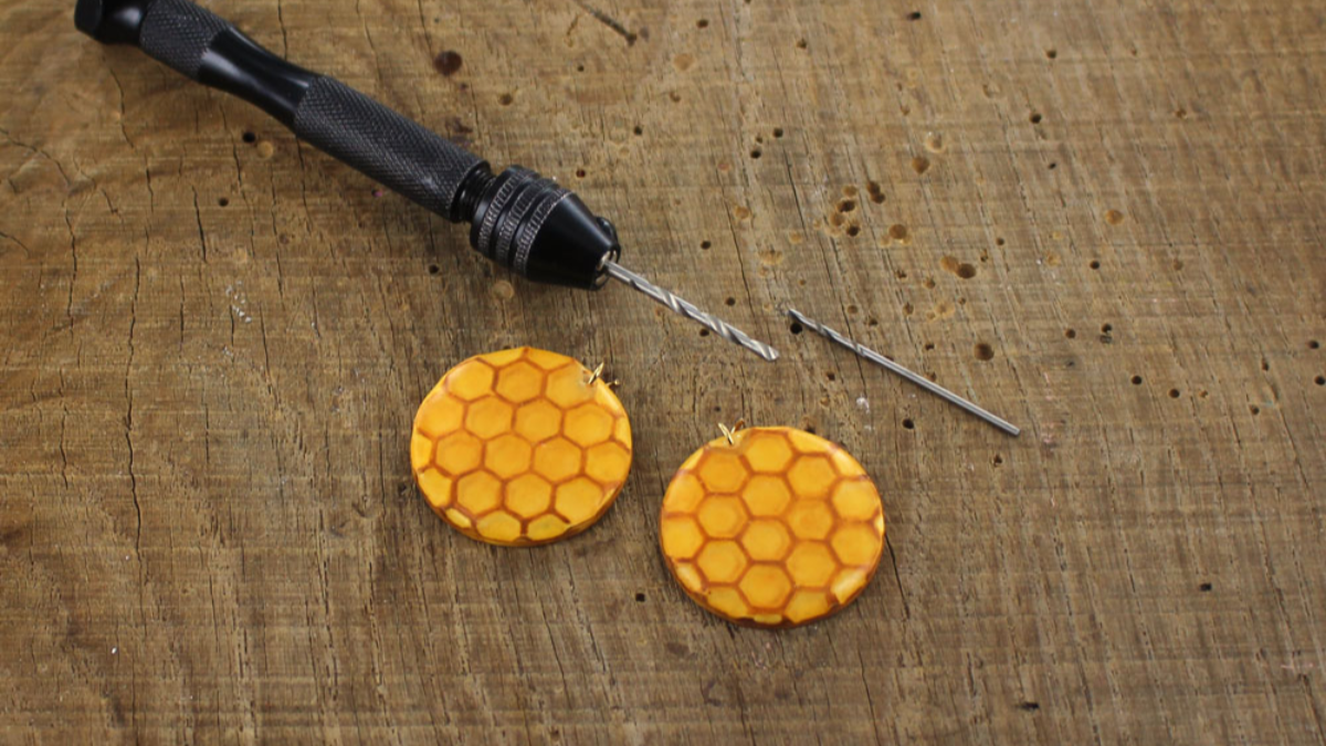 Boucles d'oreilles nid d'abeilles avec de la Fimo liquide : Etape 6