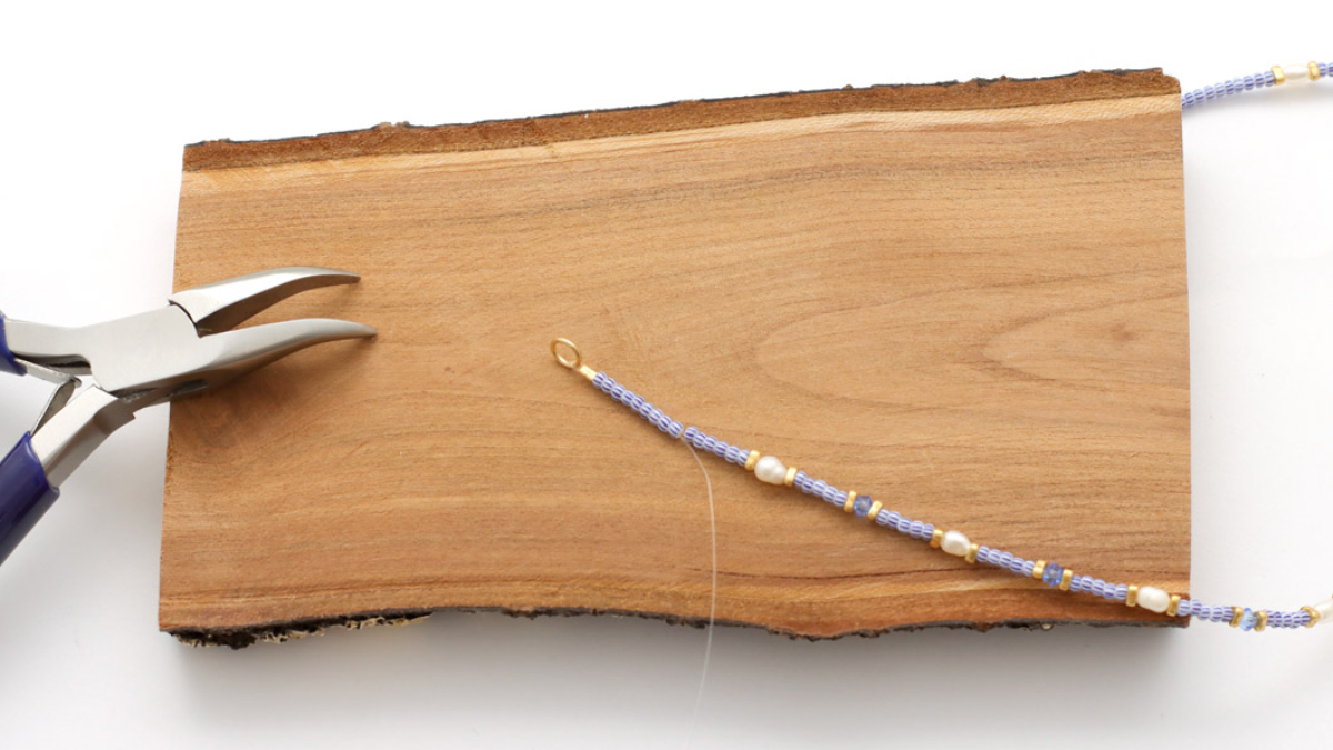 Tuto Collier Multirangs avec perles de rocailles rayées bleues et chaînes fantaisie : Etape 6