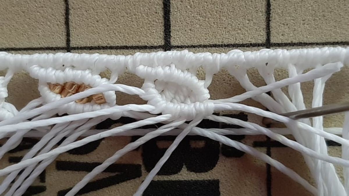 DIY Bracelet chevillère motif feuille en micromacramé avec insertion de perles Miyuki : Etape 8