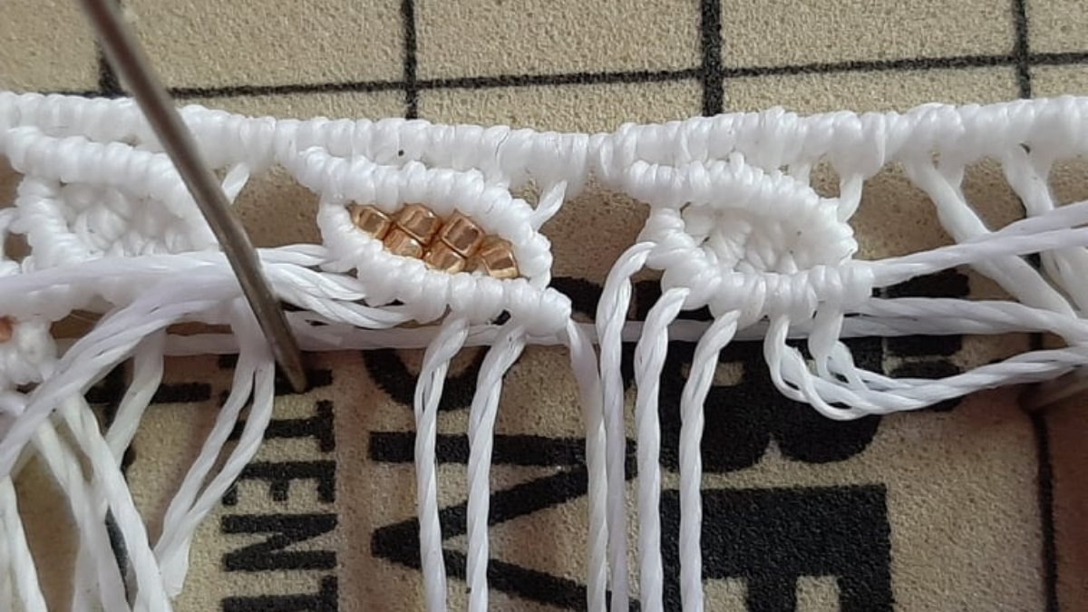 DIY Bracelet chevillère motif feuille en micromacramé avec insertion de perles Miyuki : Etape 9