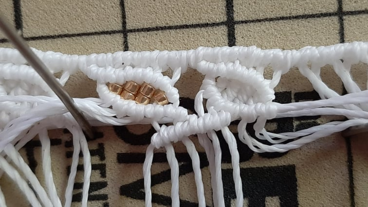 DIY Bracelet chevillère motif feuille en micromacramé avec insertion de perles Miyuki : Etape 10