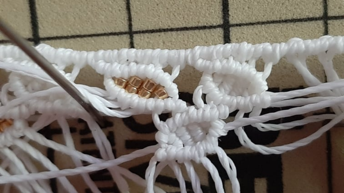DIY Bracelet chevillère motif feuille en micromacramé avec insertion de perles Miyuki : Etape 12