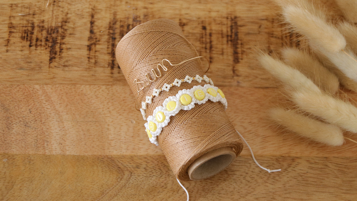 Schéma Bracelet macramé fleurs à message avec perles Alphabet