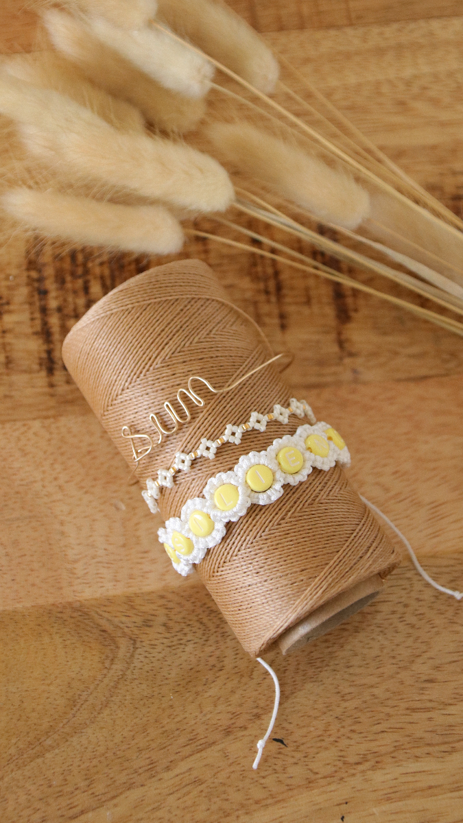 Schéma Bracelet macramé fleurs à message avec perles Alphabet