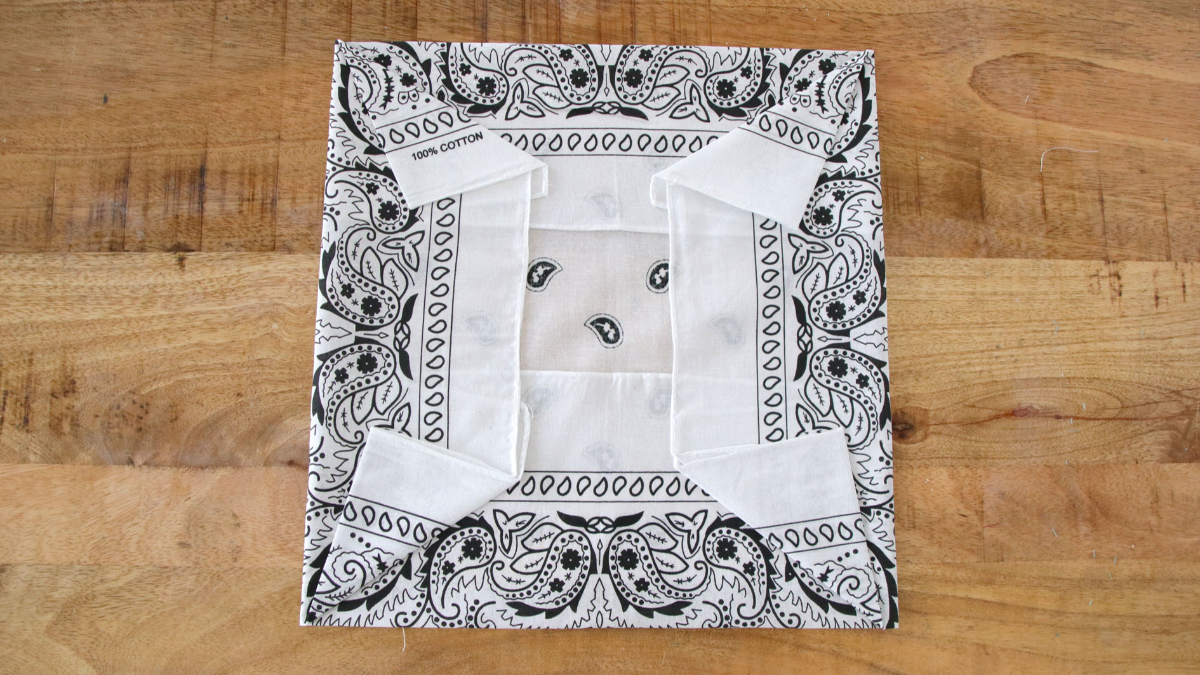 DIY Bracelet Bandana avec breloque abeille : Etape 3