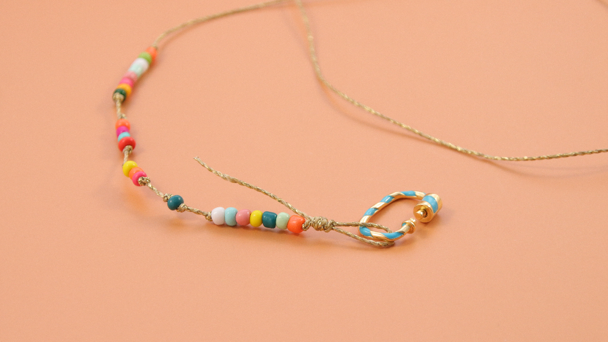 DIY Bracelet 3 en 1 avec perles de rocailles multicolores et fermoir à visser : Etape 3 DIY Bracelet 3 en 1 avec perles de rocailles multicolores et fermoir à visser : Etape 3