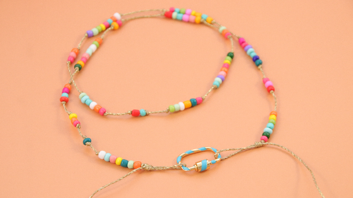 DIY Bracelet 3 en 1 avec perles de rocailles multicolores et fermoir à visser : Etape 4 DIY Bracelet 3 en 1 avec perles de rocailles multicolores et fermoir à visser : Etape 4