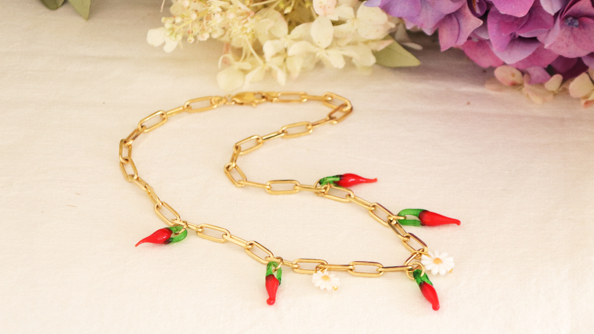 DIY tendance collier grosse maille et breloques piments et marguerites
