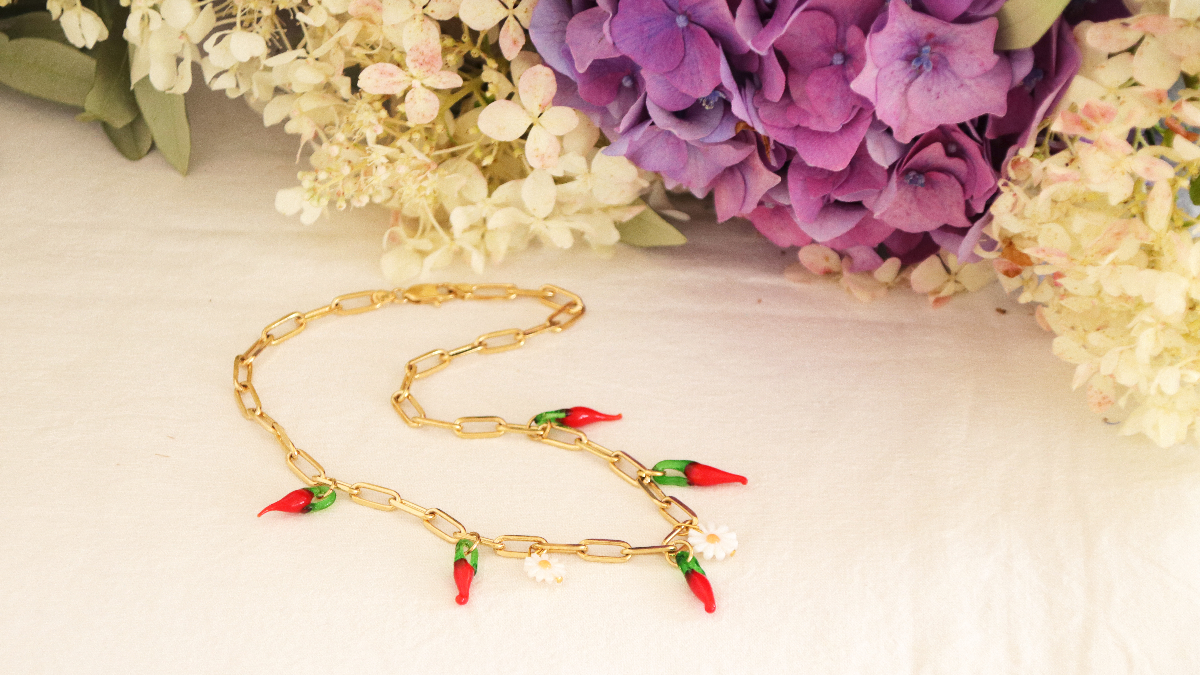 Schéma DIY tendance collier grosse maille et breloques piments et marguerites