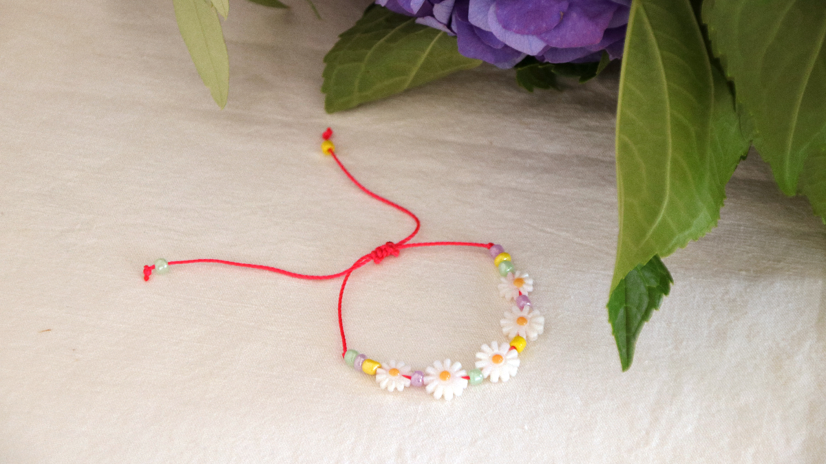 Bracelet noeud coulissant avec fleurs marguerites en nacre et perles de rocailles 6/0