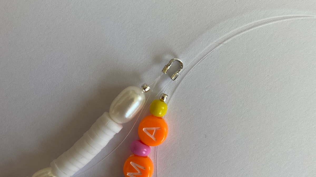 Bijoux de téléphone perles lettres, heishi, et perles en polymère : Etape 2