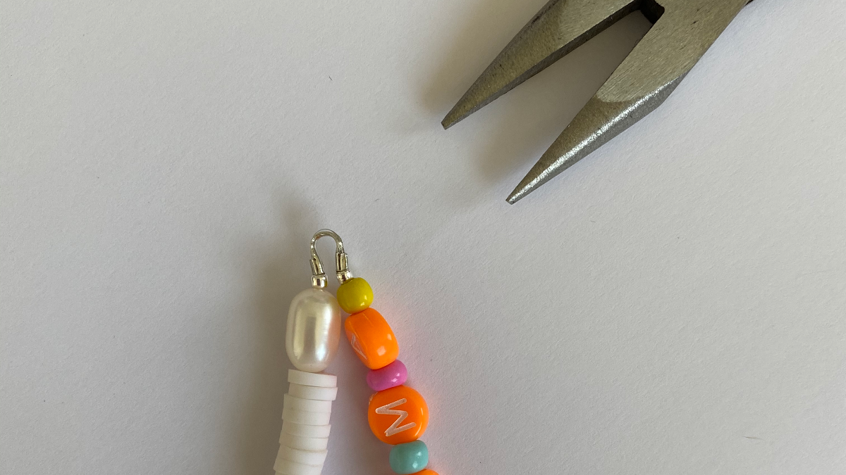 Bijoux de téléphone perles lettres, heishi, et perles en polymère : Etape 3