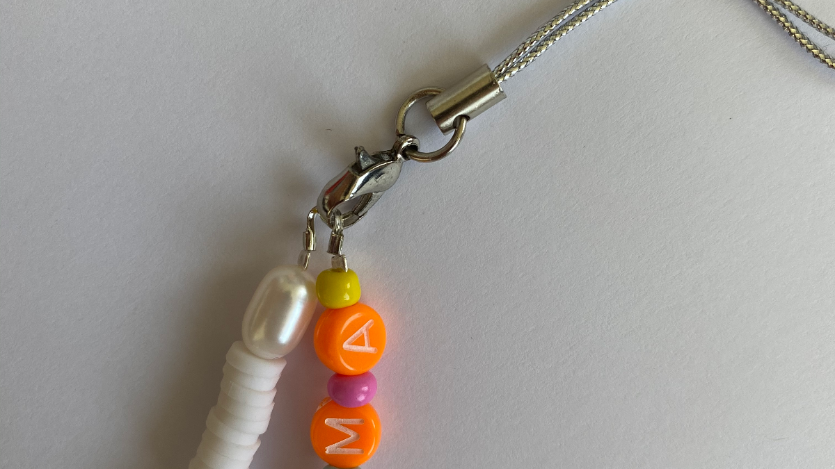 Bijoux de téléphone perles lettres, heishi, et perles en polymère : Etape 4