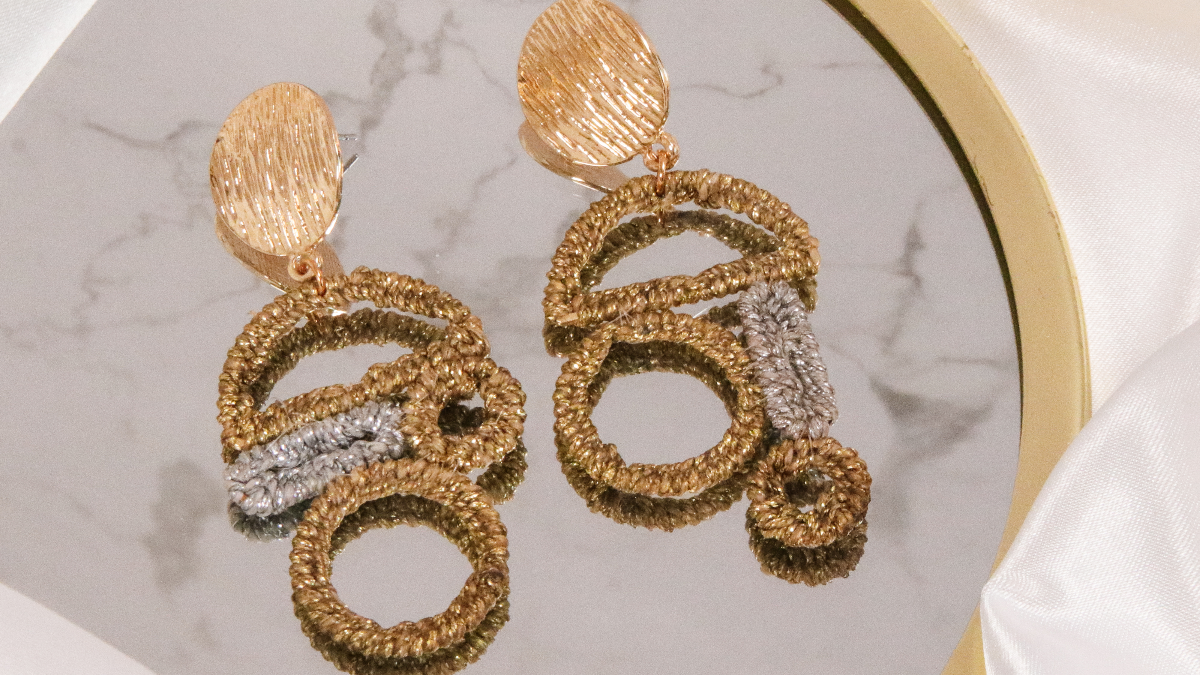 Boucles d'oreilles asymétriques en fil macramé linhasita doré et argenté