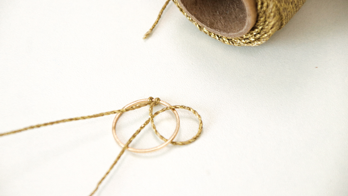 Boucles d'oreilles asymétriques en fil macramé linhasita doré et argenté : Etape 2