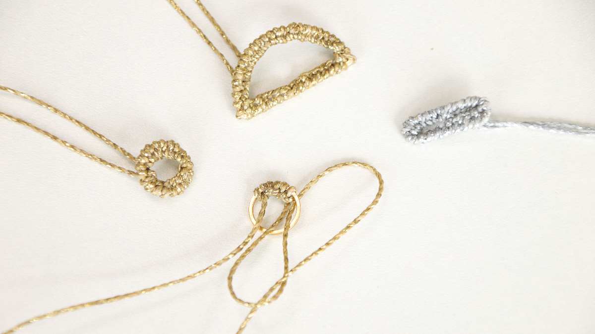 Boucles d'oreilles asymétriques en fil macramé linhasita doré et argenté : Etape 3