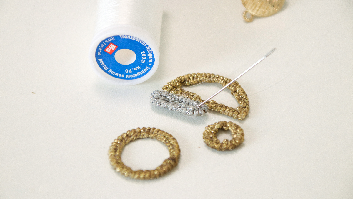 Boucles d'oreilles asymétriques en fil macramé linhasita doré et argenté : Etape 5