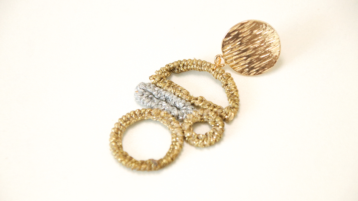 Boucles d'oreilles asymétriques en fil macramé linhasita doré et argenté : Etape 7