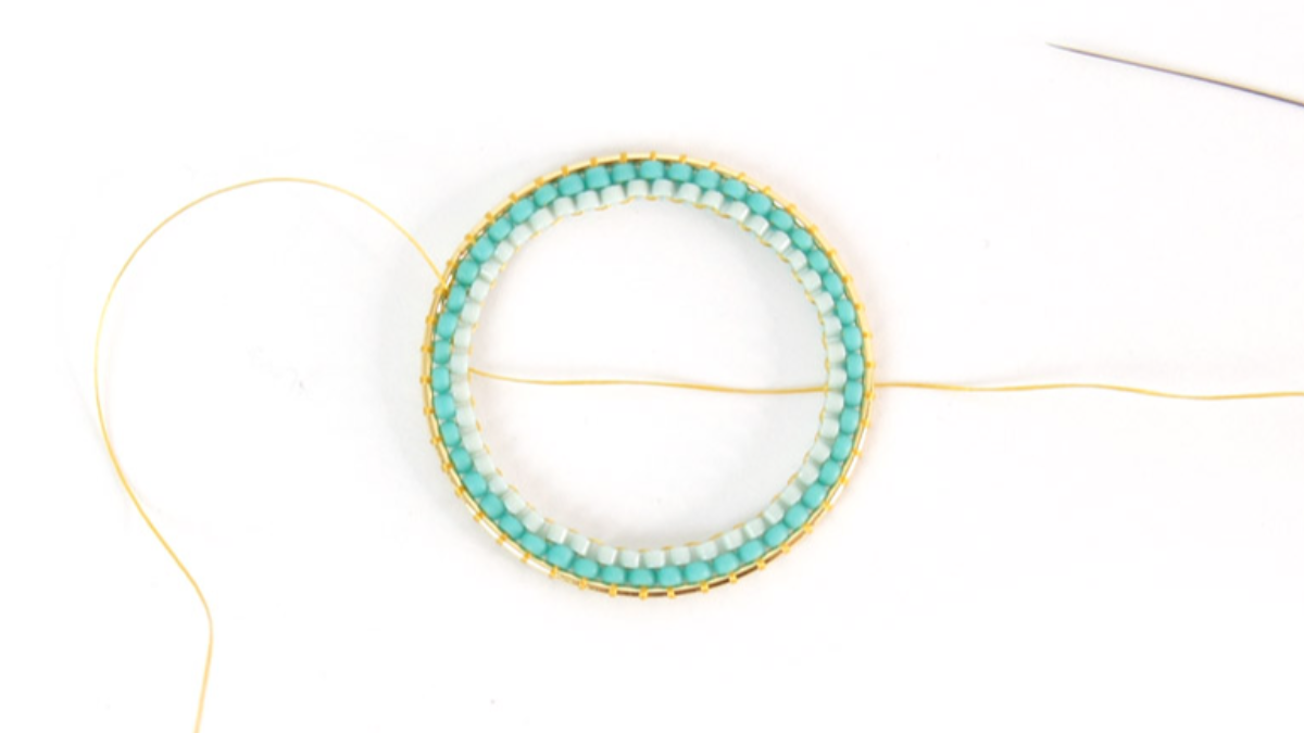 Boucles d'oreilles rondes en perles de rocailles turquoise tissage Brick Stitch : Etape 8