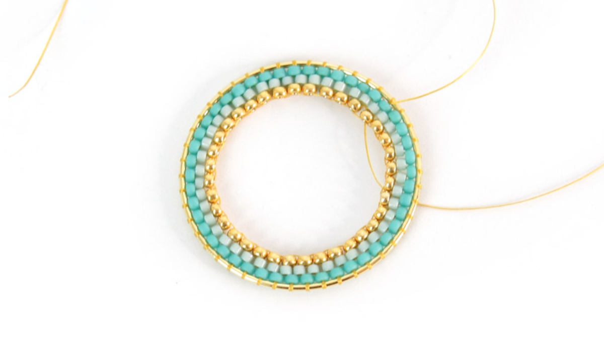 Boucles d'oreilles rondes en perles de rocailles turquoise tissage Brick Stitch : Etape 9
