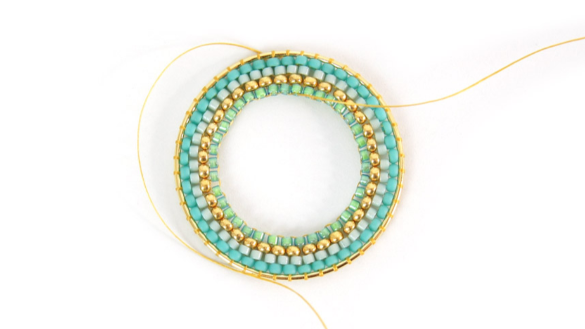 Boucles d'oreilles rondes en perles de rocailles turquoise tissage Brick Stitch : Etape 10