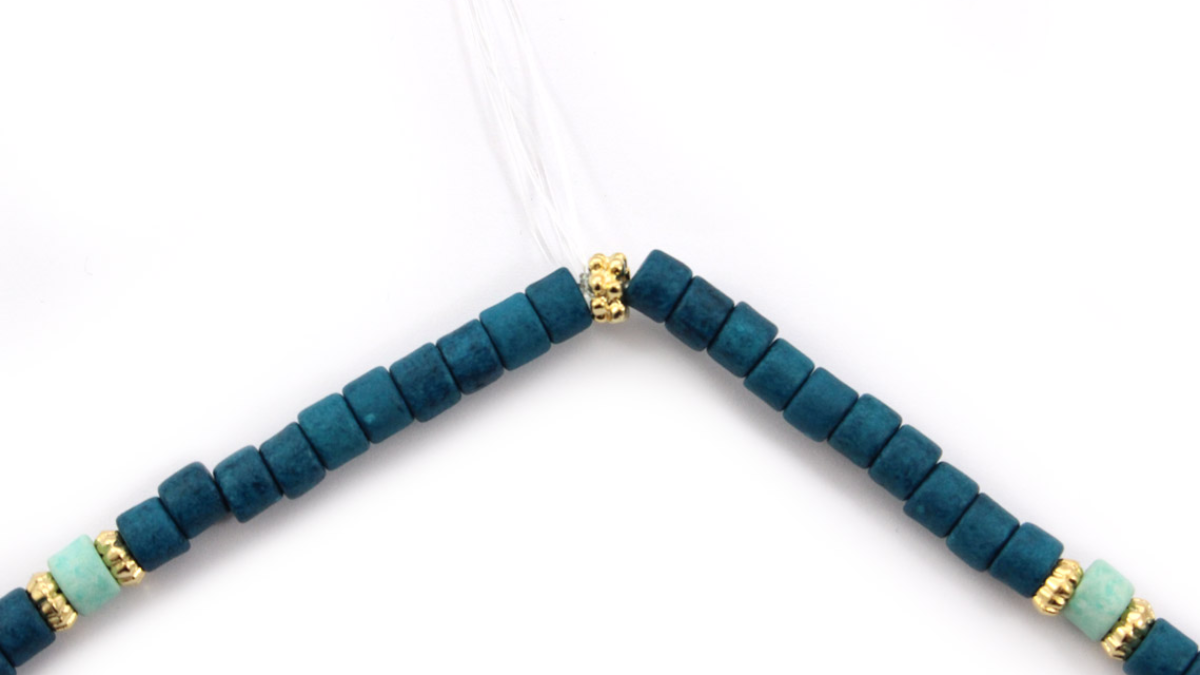 DIY collier élastique en perles heishi céramique turquoise : Etape 2
