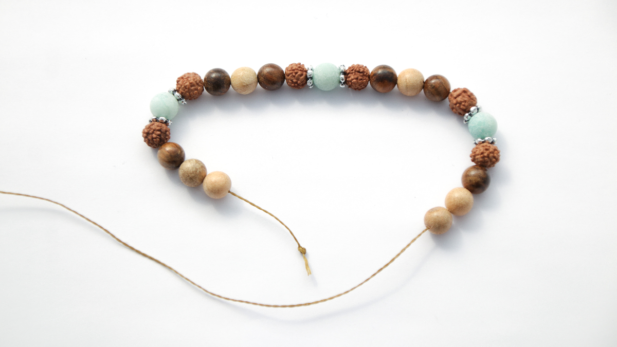 Bracelet Mala en Perles en Bois et pierre Amazonite avec Noeud Coulissant Macramé : Etape 1