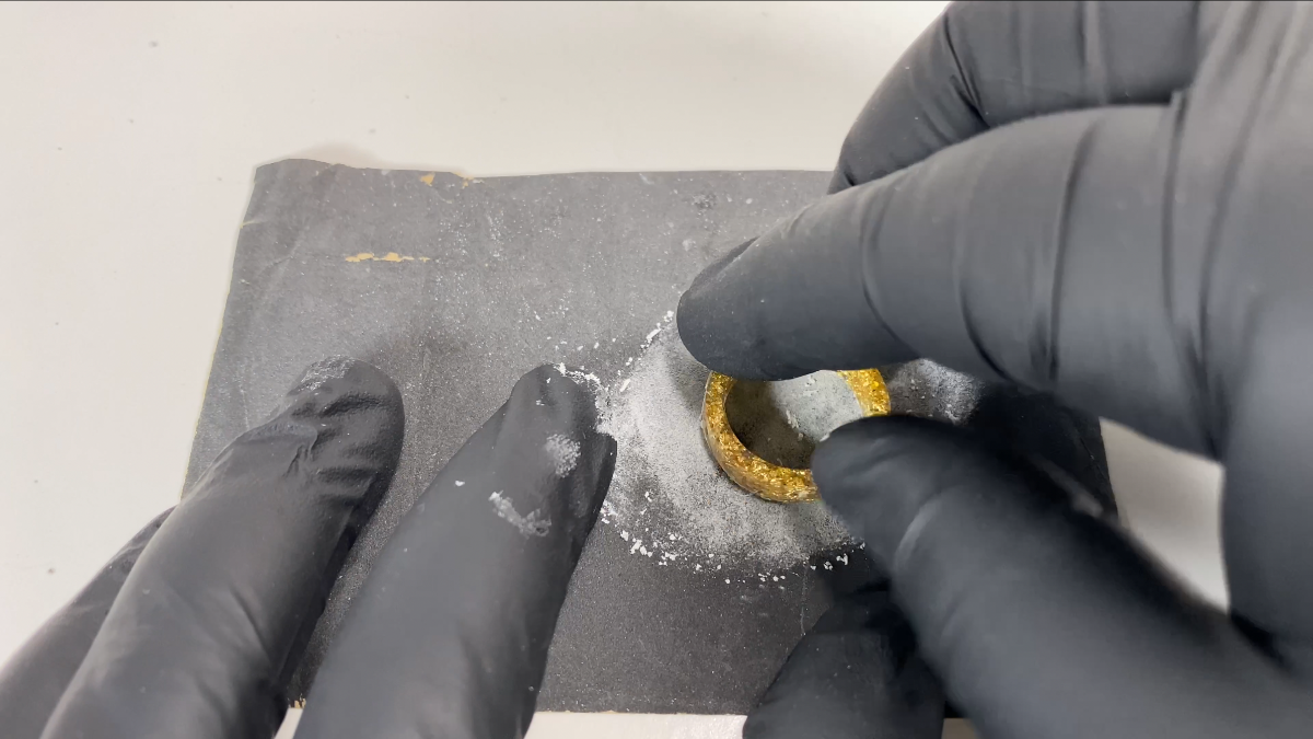 Boucles d’oreilles pendantes maillons en résine UV entremêlés : Etape 8