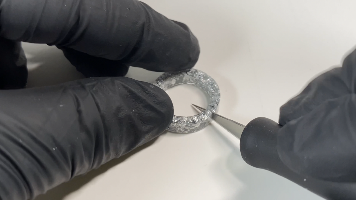 Boucles d’oreilles pendantes maillons en résine UV entremêlés : Etape 19