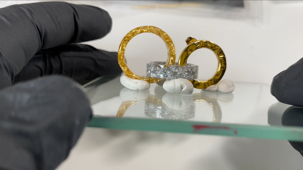 Boucles d’oreilles pendantes maillons en résine UV entremêlés : Etape 23