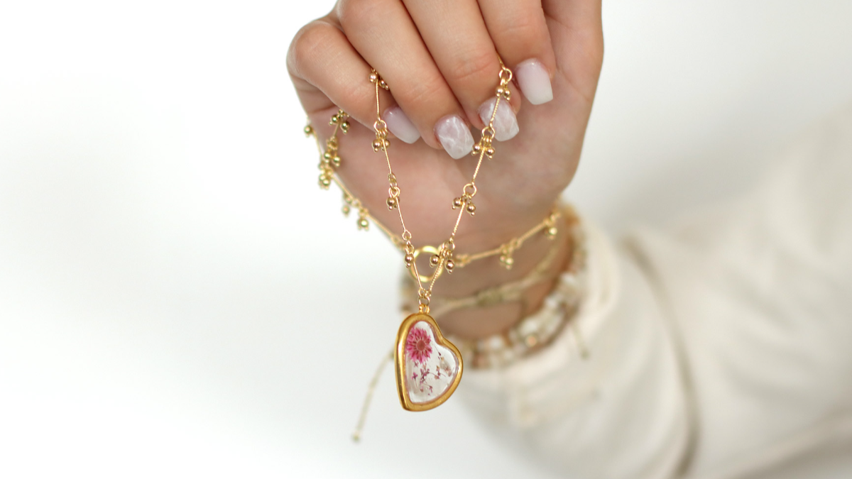 Schéma DIY Collier Pendentif Coeur en résine UV LED inclusion de fleurs séchées