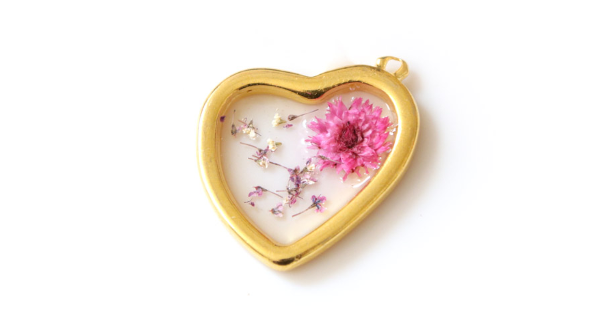 DIY Collier Pendentif Coeur en résine UV LED inclusion de fleurs séchées : Etape 1