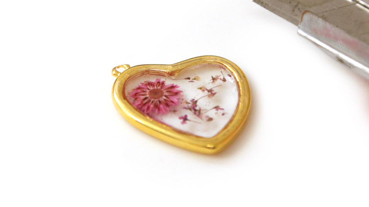 DIY Collier Pendentif Coeur en résine UV LED inclusion de fleurs séchées : Etape 4