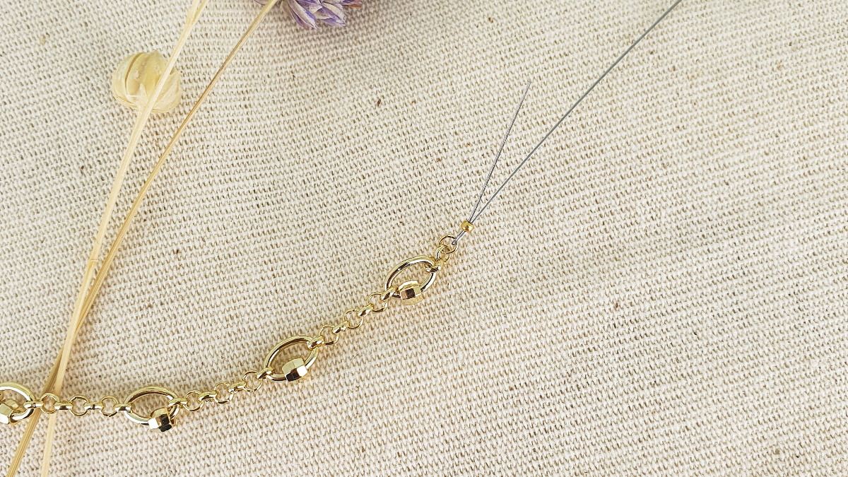 Collier fantaisie avec pendentif oeil bleu et oxydes de zirconium : Etape 2