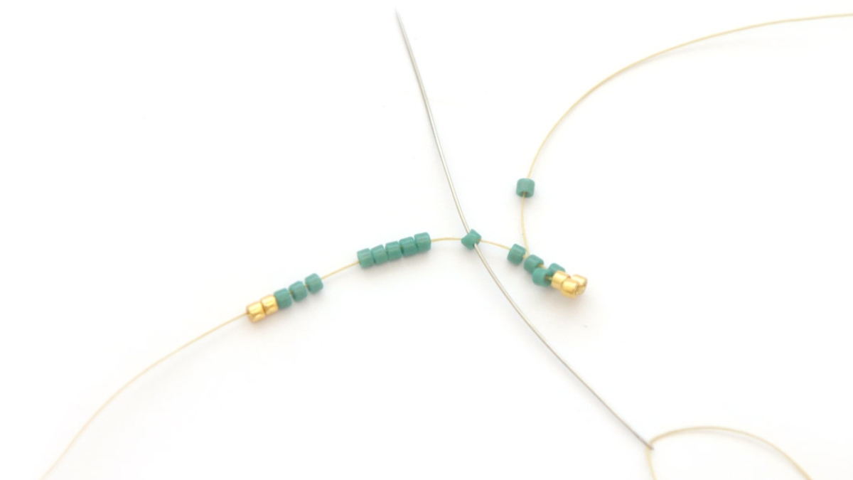 Collier avec perles tubes Miyuki multicolores et pendentif planète strass : Etape 3