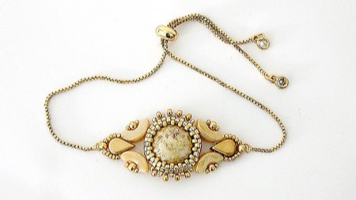 Schéma Bracelet Tonka avec cabochon par Puca et perles Arcos et Amos