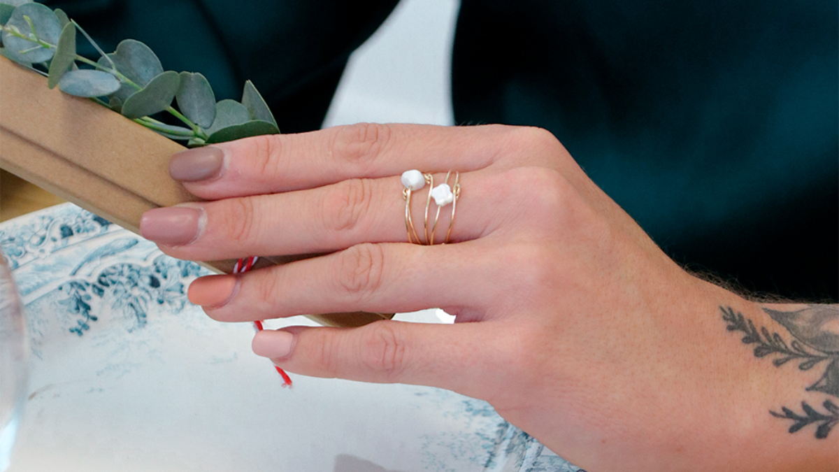Tuto DIY Bague semainier en gold filled (or laminé) avec perles en nacre Tuto DIY Bague semainier en gold filled (or laminé) avec perles en nacre