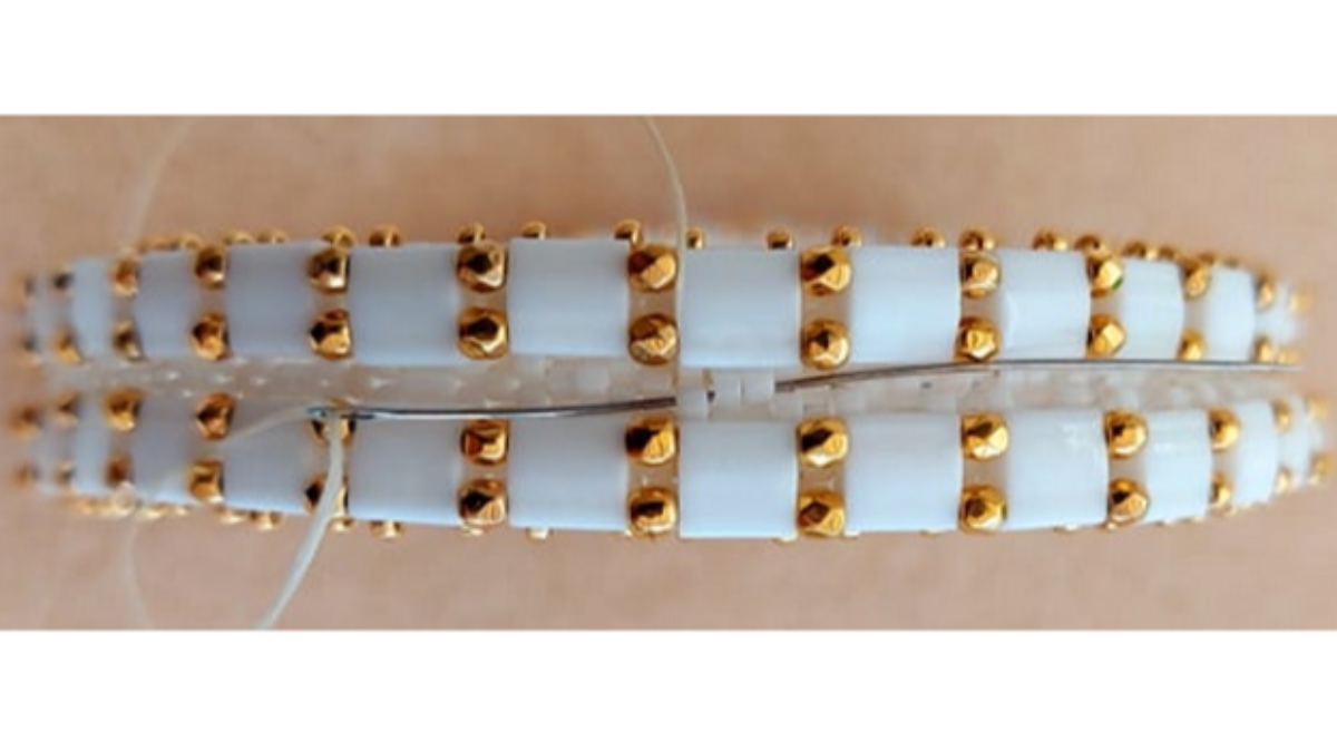 Bracelet Bangle So Chic avec perles Miyuki Delicas, rocailles et Tila : Etape 6