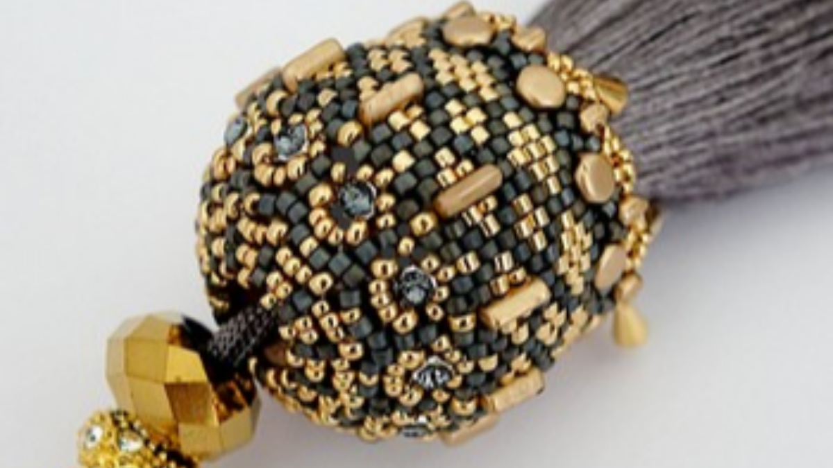 Schéma Pendentif Orient avec support en bois Jules et perles Piros et Kalos par Puca