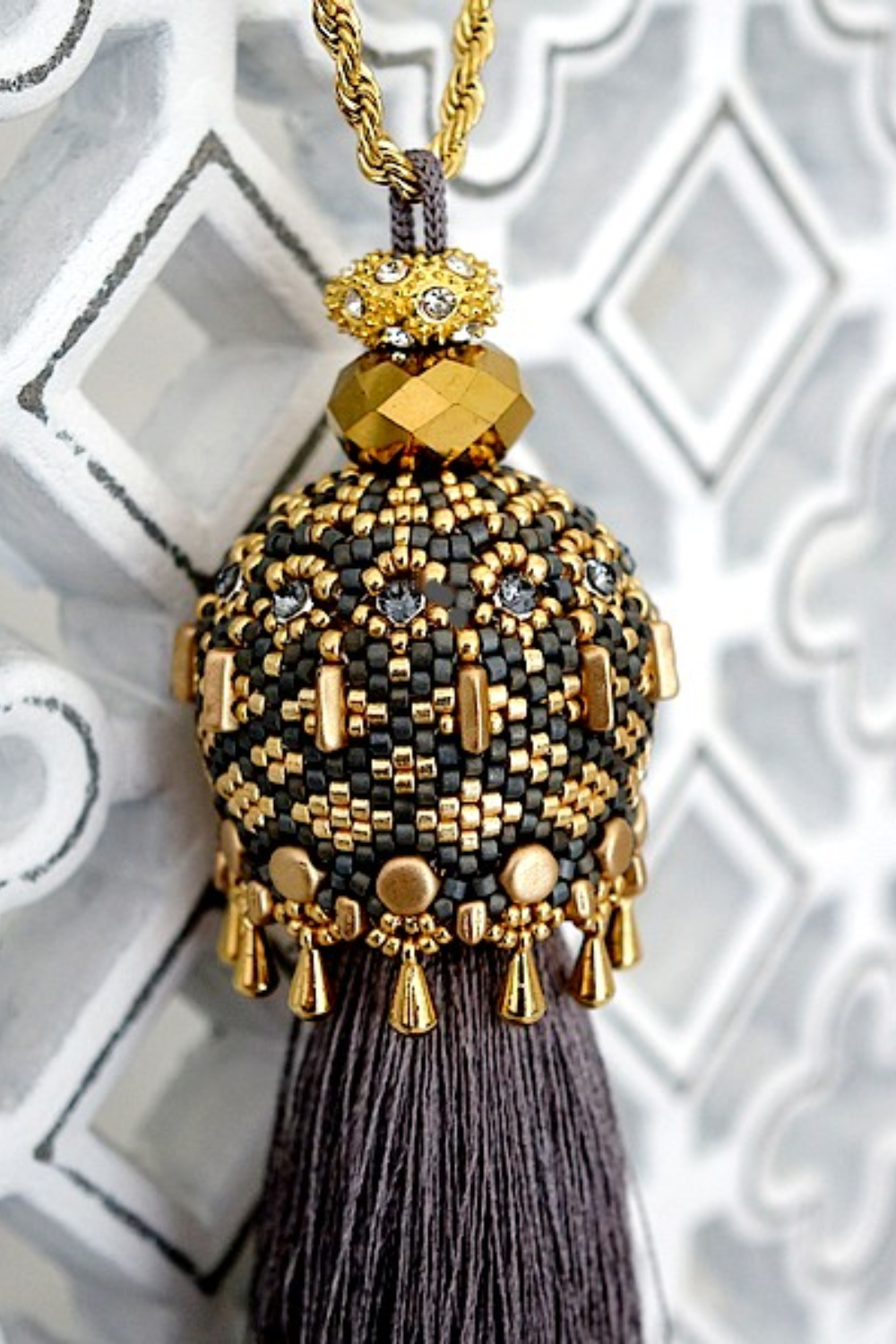 Schéma Pendentif Orient avec support en bois Jules et perles Piros et Kalos par Puca