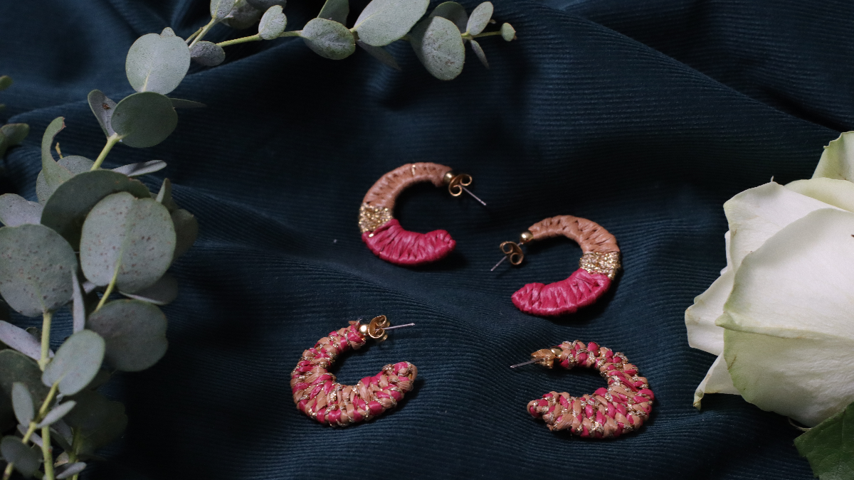 Boucles d'oreille créoles design lune en raphia rose et marron et fil doré Boucles d'oreille créoles design lune en raphia rose et marron et fil doré