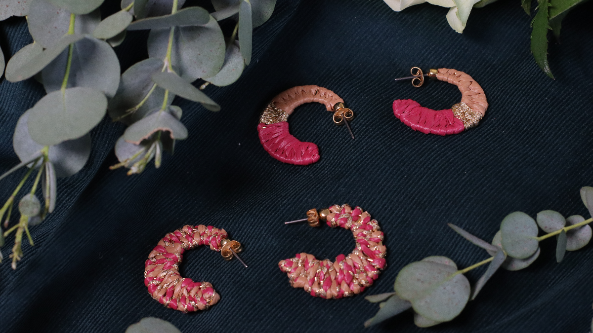 Schéma Boucles d'oreille créoles design lune en raphia rose et marron et fil doré