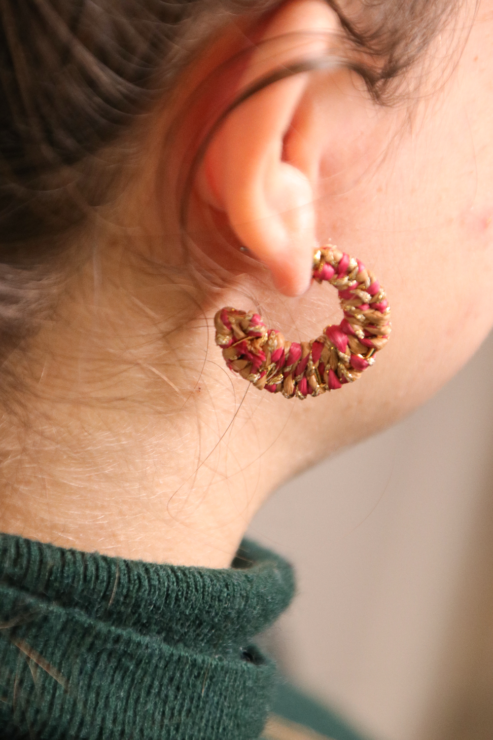 Schéma Boucles d'oreille créoles design lune en raphia rose et marron et fil doré