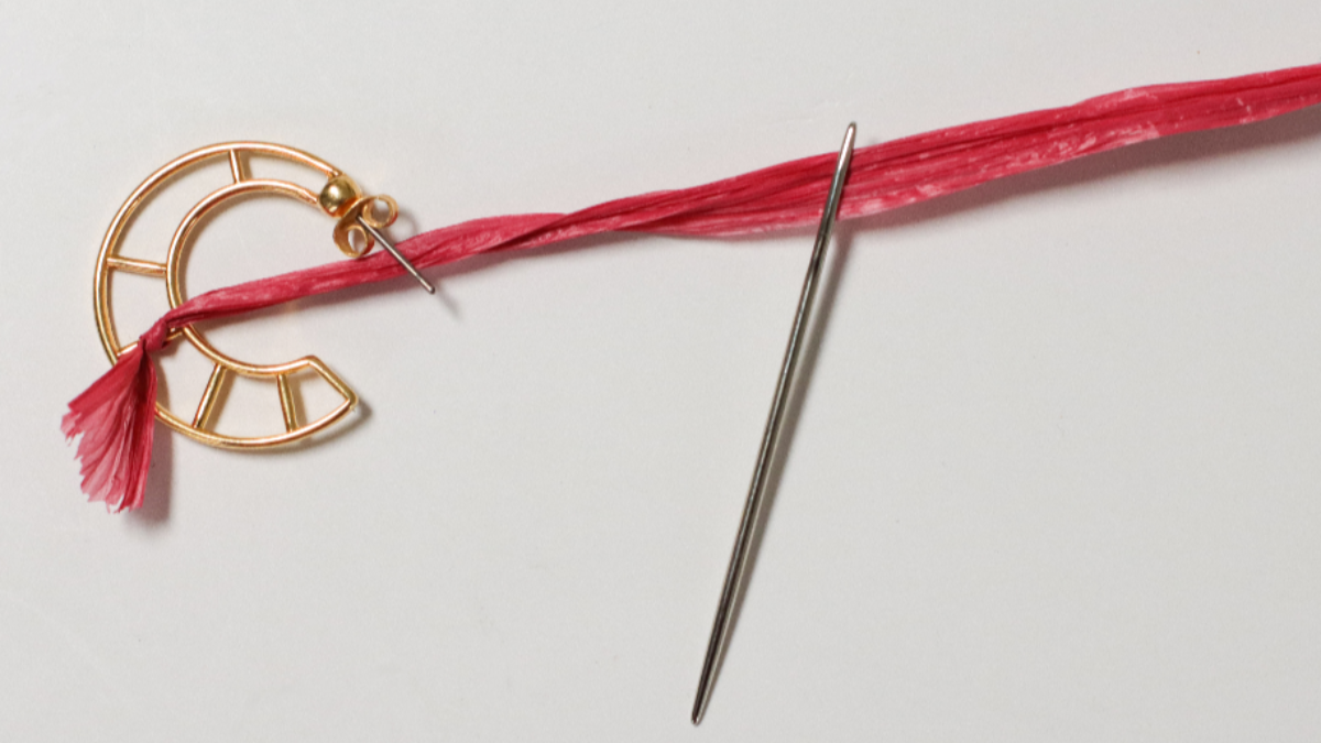 Boucles d'oreille créoles design lune en raphia rose et marron et fil doré : Etape 1