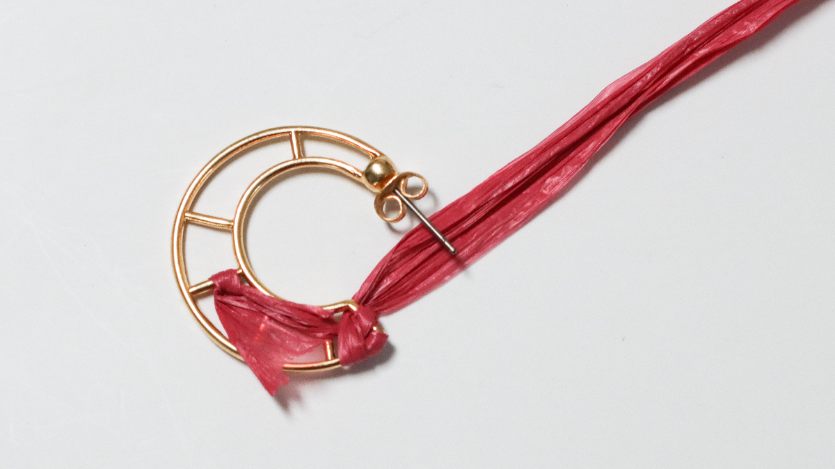 Boucles d'oreille créoles design lune en raphia rose et marron et fil doré : Etape 2