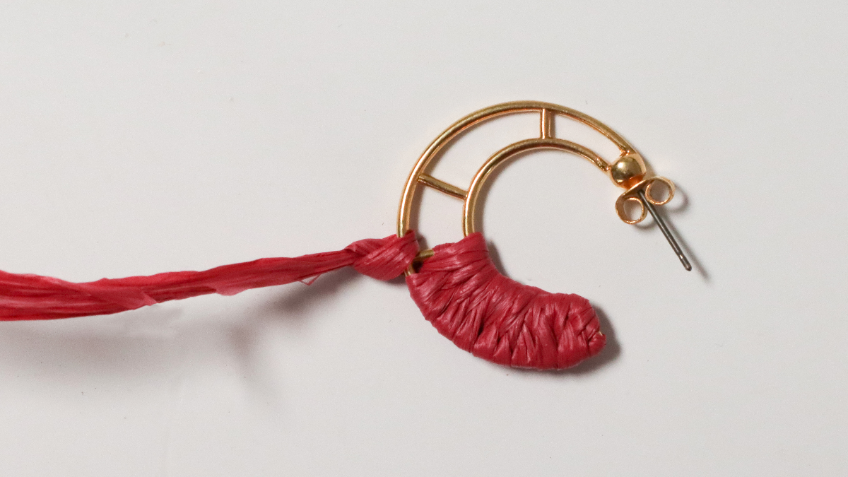 Boucles d'oreille créoles design lune en raphia rose et marron et fil doré : Etape 3