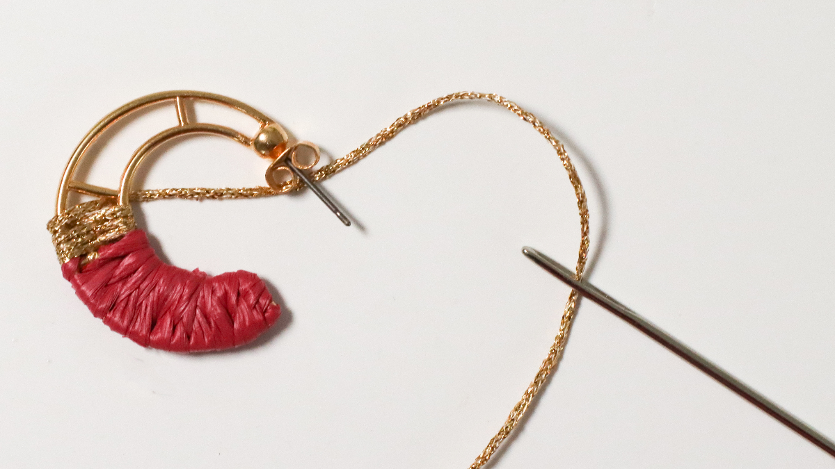 Boucles d'oreille créoles design lune en raphia rose et marron et fil doré : Etape 4