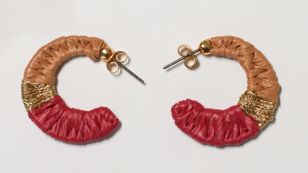 Boucles d'oreille créoles design lune en raphia rose et marron et fil doré : Etape 6