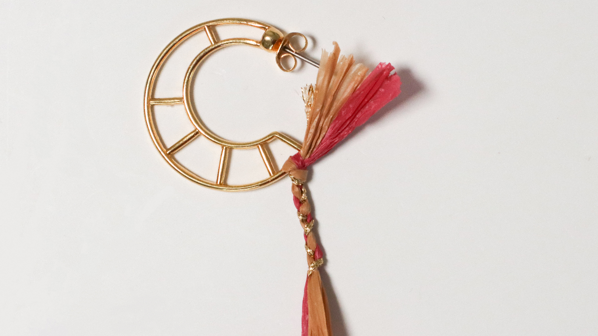 Boucles d'oreille créoles design lune en raphia rose et marron et fil doré : Etape 7