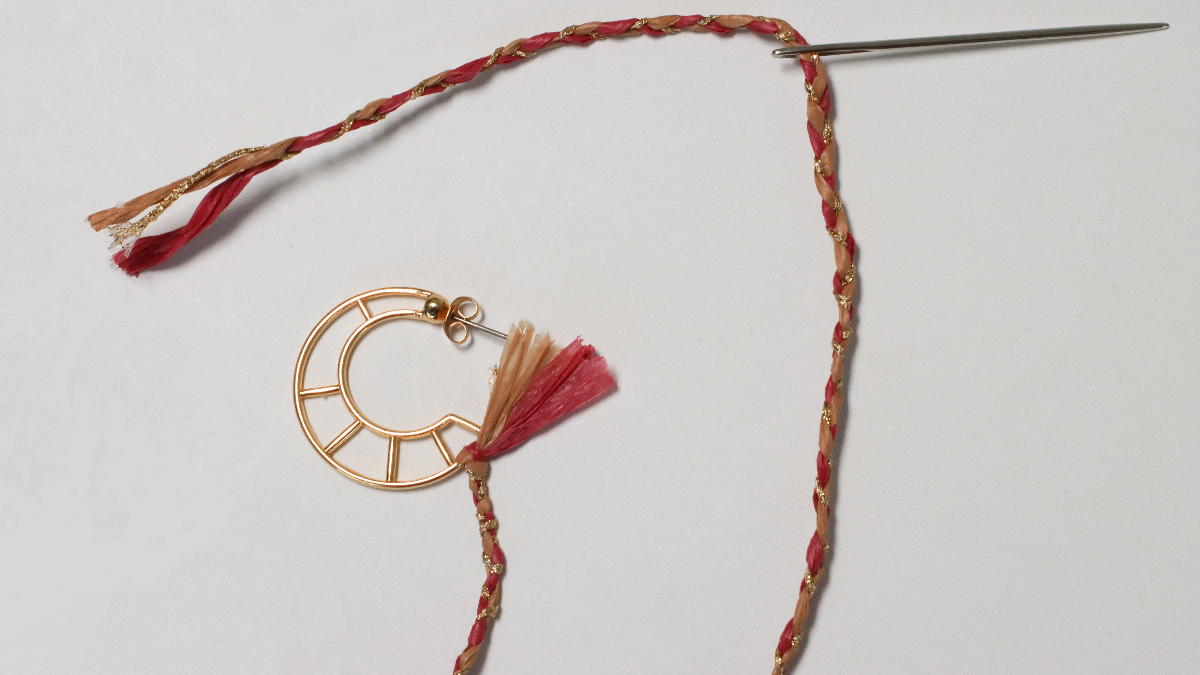 Boucles d'oreille créoles design lune en raphia rose et marron et fil doré : Etape 8